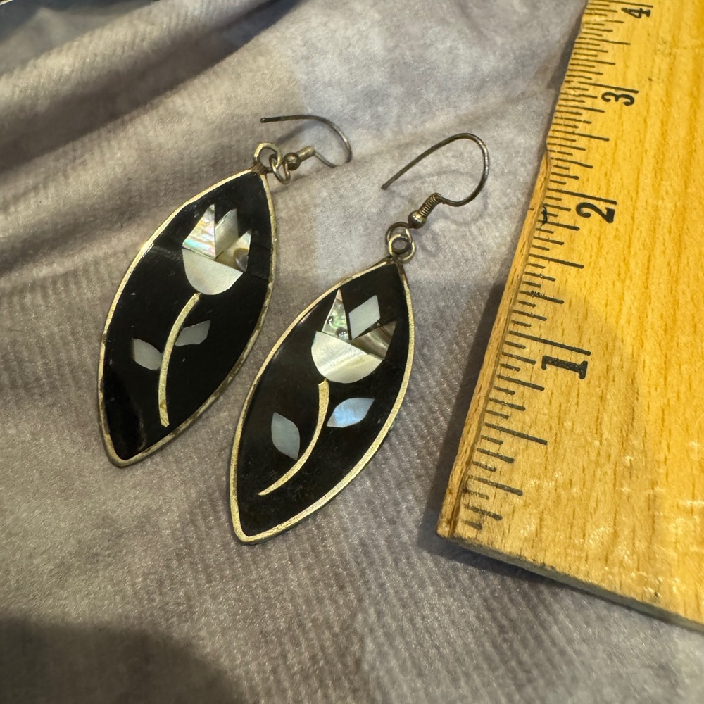 Mexico alpaco Sterling Silver inlay Earrings  with flower mother of pearl‎ shell
